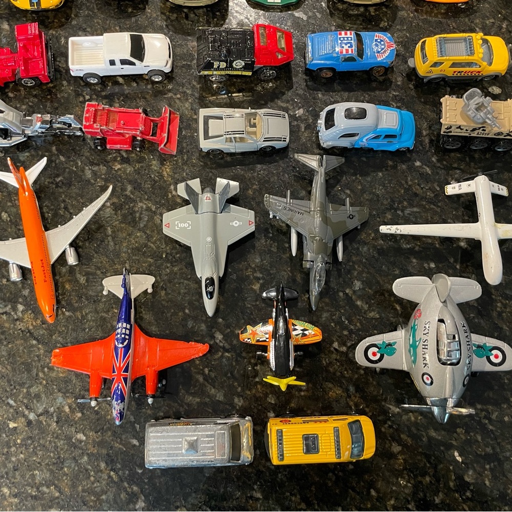 Toy Vehicles Lot of 32 - Race Cars, Motorbikes, Emergency Vehicles, Planes - Picture 3 of 8